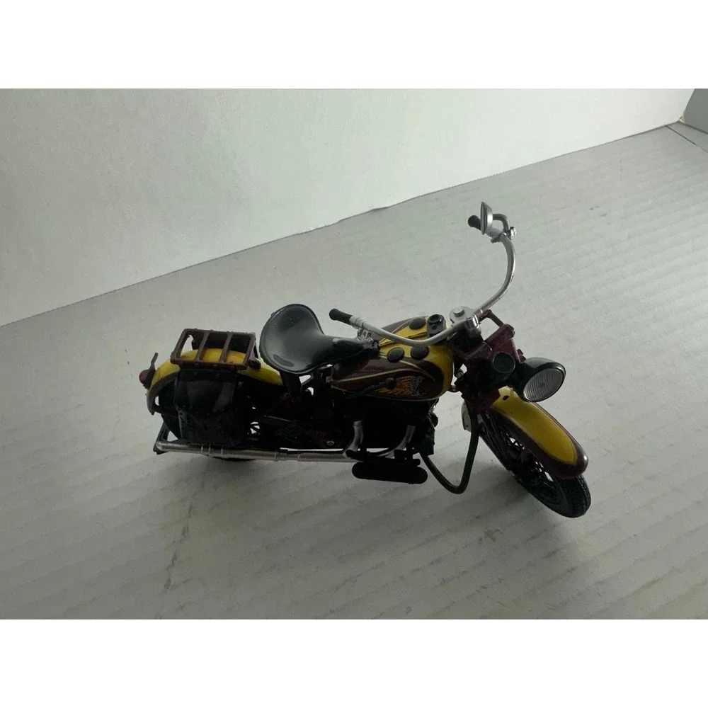 Indian Sport Scout 1:12 Die-Cast Motorcycle Model Yellow/Burgundy